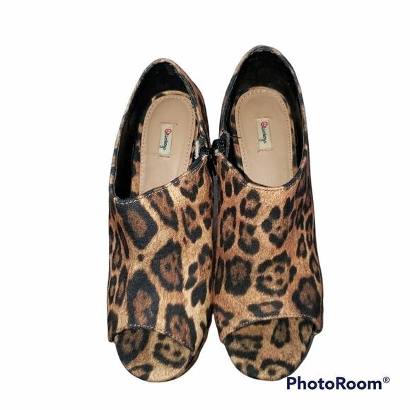 Olsenboye size 6.5 women's leopard print platform heels - Picture 2 of 4